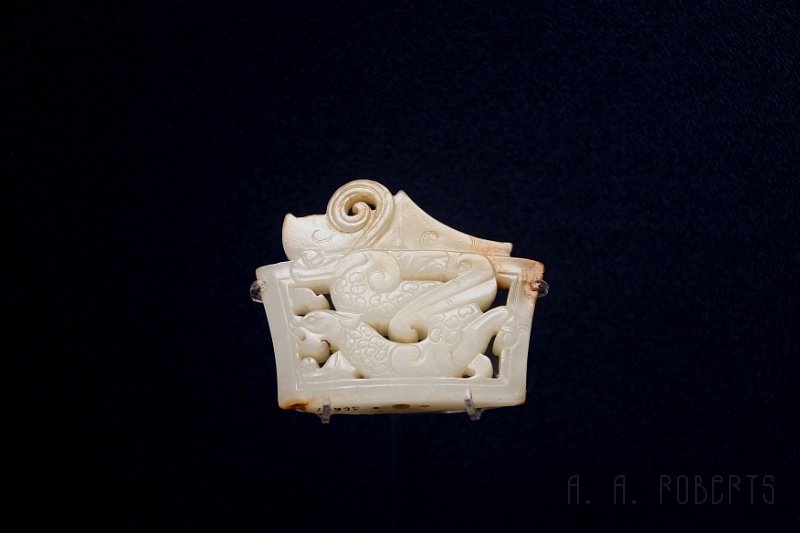 sh101.jpg - This is a carved Jade... thing that's like thousands of years old.