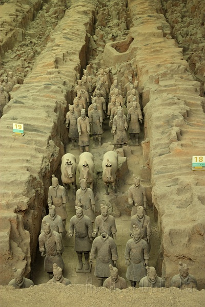x17.jpg - They were built to protect the grave of the first emporor of China.