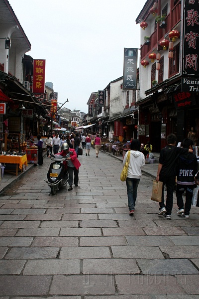 ys27.jpg - This is west street where you do all of your shopping.  We came here a couple of times and did some major league haggling.