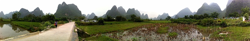 ys33.jpg - This is a panoramic shot of the way to the river ride.
