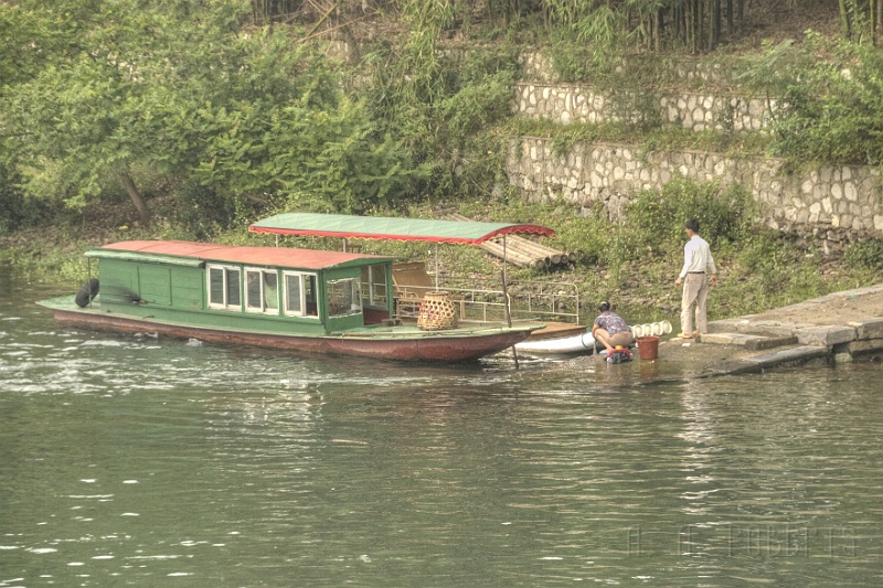 ys36.jpg - Many people live along the river and have these kinds of river boats.