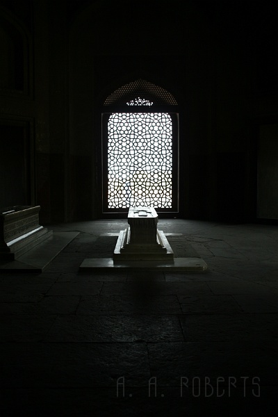 IMG_5903.JPG - This is where Humayun is actually laid to rest along with some family members.