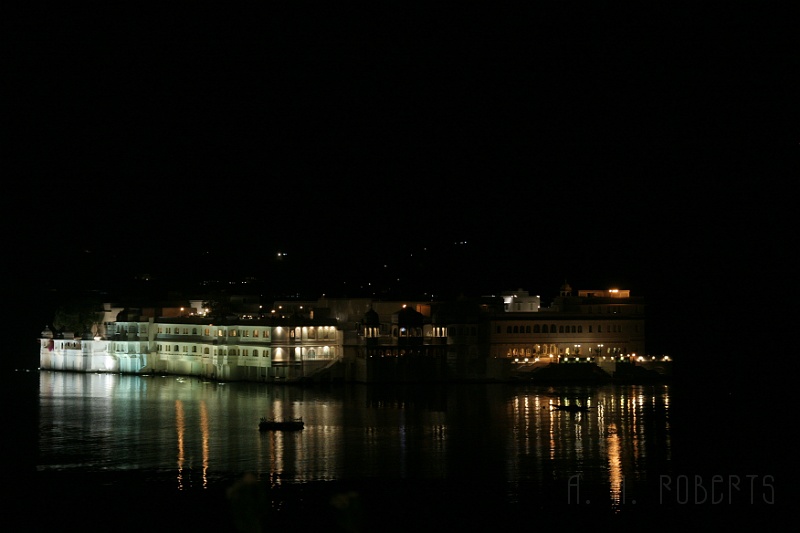 IMG_6874.JPG - The floating palace at night!