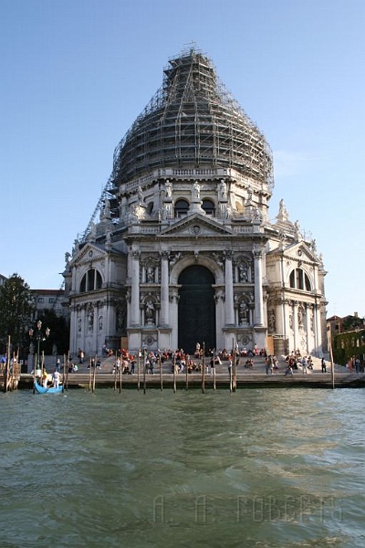 IMG_3537.jpg - This basilica is on the grand canal.
