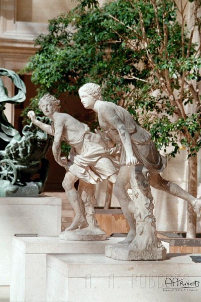 louvre-statue4.jpg - No one is winning this race.