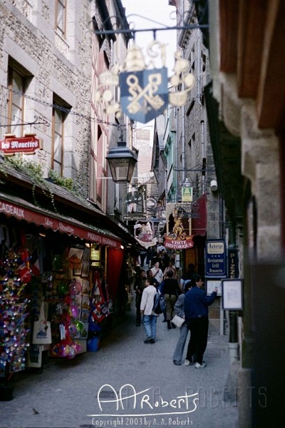 mont34.jpg - This shot reminds me a lot of Diagon Alley.
