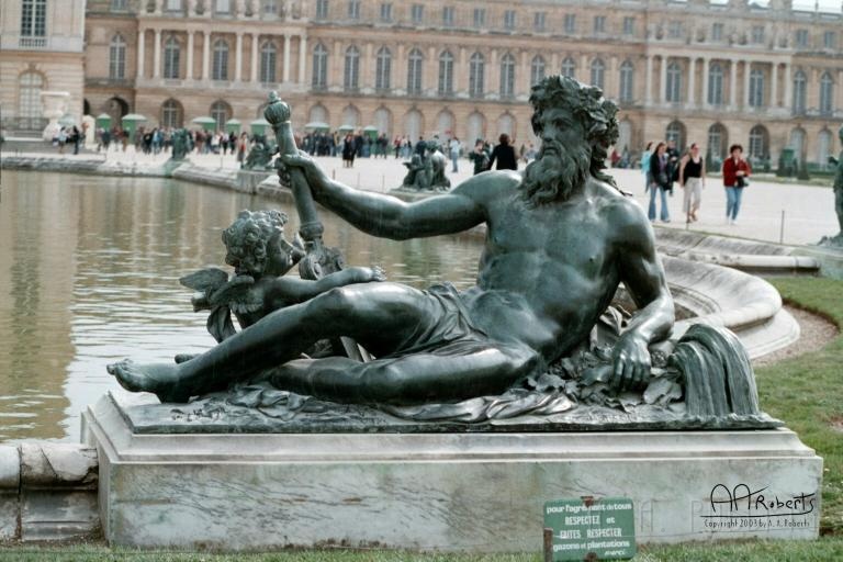 versailles-statue-6.jpg - Just hanging out.
