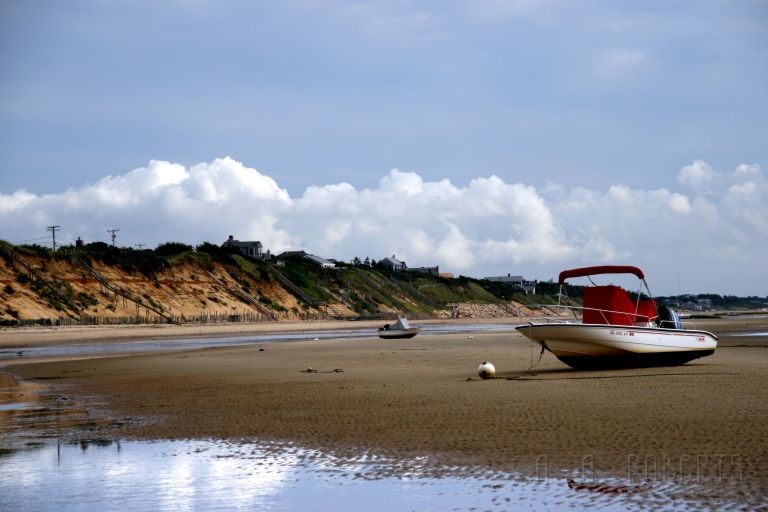 cape_1347.jpg - Beached boat.