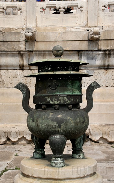 fc12.jpg - This is a incense burner... a really big incense burner.