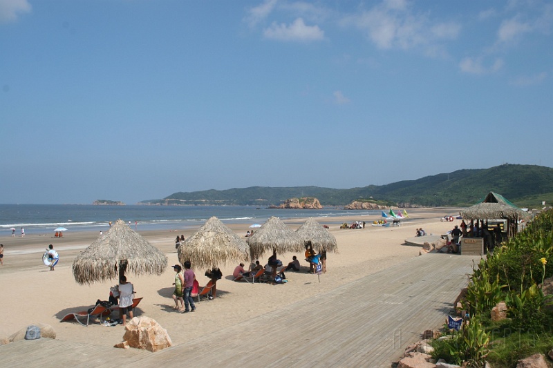 shsh5.jpg - The guy at the concession wanted to charge us 400 RMB for an umbrella.  We told him to go pound sand... there being so much of it about and all.