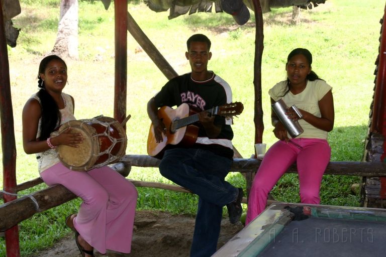 IMG_1511.jpg - Chiquito took us to a small rest stop on the way where some friends played island music for us.