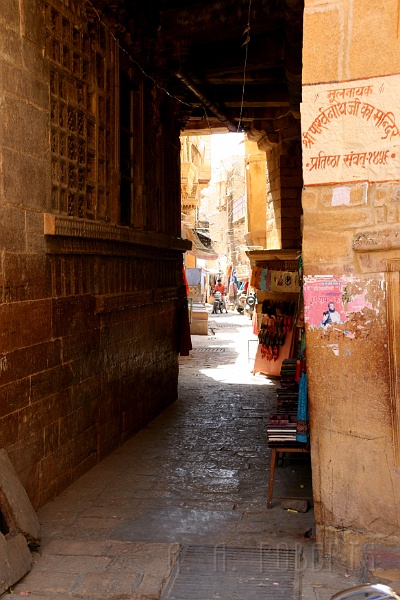 IMG_6141.JPG - Like I said... narrow streets... no Tuk Tuks down this one.